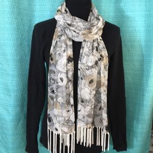 EUC CEJON SCARF W/ FRINGE ❤️💕❤️